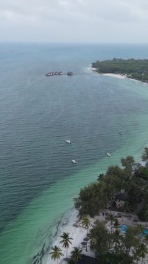 Tanzanya 'nın Zanzibar kıyısındaki okyanusun dikey videosu.