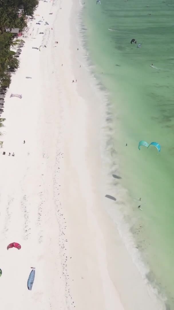 Video verticale dell'oceano vicino alla costa di Zanzibar, Tanzania, vista aerea — Video Stock