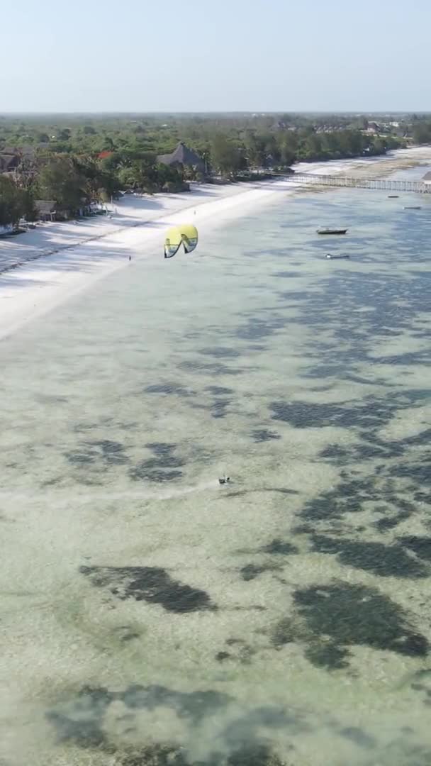 Vídeo vertical do oceano perto da costa de Zanzibar, Tanzânia, vista aérea — Vídeo de Stock