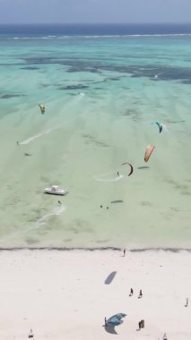 Tanzanya 'nın Zanzibar kıyısındaki okyanusun dikey videosu.