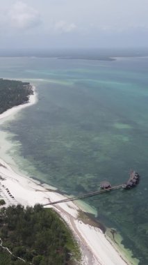 Tanzanya 'nın Zanzibar kıyısındaki okyanusun dikey videosu.
