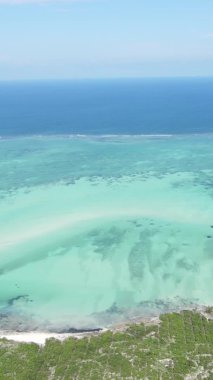 Tanzanya 'nın Zanzibar kıyısındaki okyanusun dikey videosu.