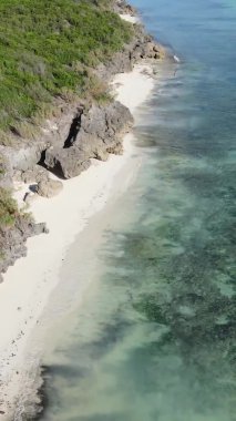 Tanzanya 'nın Zanzibar kıyısındaki okyanusun dikey videosu.