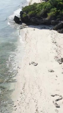 Tanzanya 'nın Zanzibar kıyısındaki okyanusun dikey videosu.