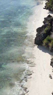 Tanzanya 'nın Zanzibar kıyısındaki okyanusun dikey videosu.