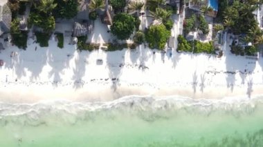 Tanzanya 'nın Zanzibar kıyısındaki okyanusun dikey videosu.