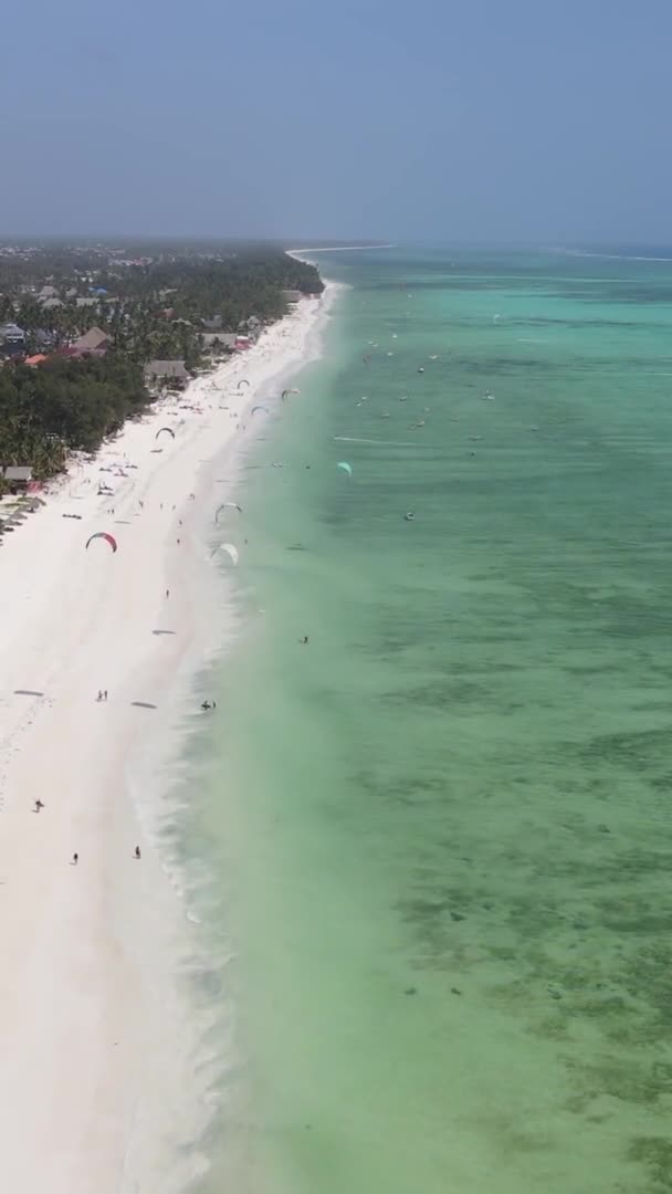 Vídeo vertical do oceano perto da costa de Zanzibar, Tanzânia, vista aérea — Vídeo de Stock