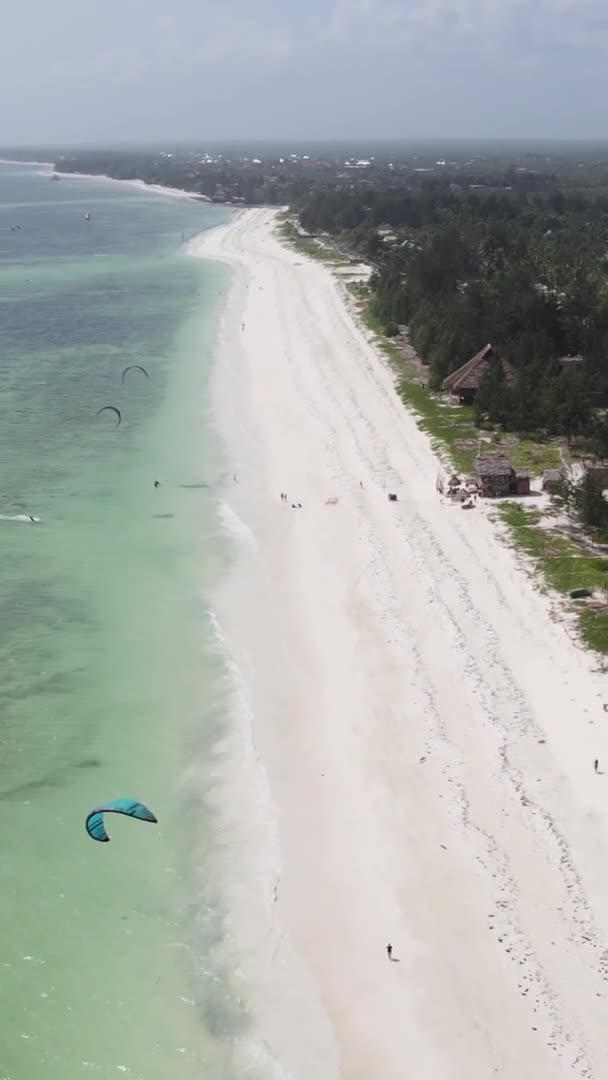 Vertikální video oceánu u pobřeží Zanzibaru, Tanzanie, letecký pohled — Stock video