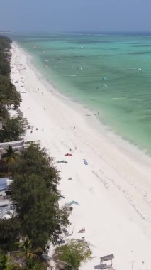 Tanzanya 'nın Zanzibar kıyısındaki okyanusun dikey videosu.