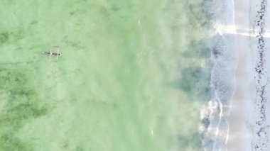 Tanzanya 'nın Zanzibar kıyısındaki okyanusun dikey videosu.