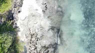 Tanzanya 'nın Zanzibar kıyısındaki okyanusun dikey videosu.