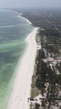Tanzanya 'nın Zanzibar kıyısındaki okyanusun dikey videosu.