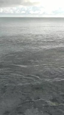 Tanzanya 'nın Zanzibar kıyısındaki okyanusun dikey videosu.