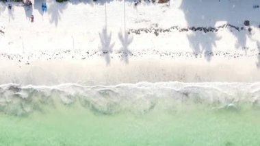 Tanzanya 'nın Zanzibar kıyısındaki okyanusun dikey videosu.