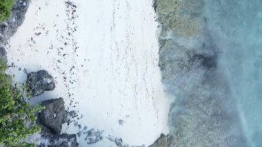 Tanzanya 'nın Zanzibar kıyısındaki okyanusun dikey videosu.