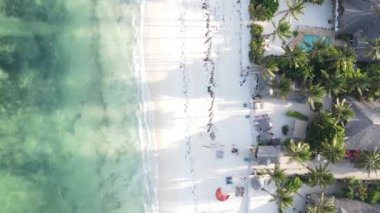 Tanzanya 'nın Zanzibar kıyısındaki okyanusun dikey videosu.