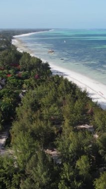 Tanzanya 'nın Zanzibar kıyısındaki okyanusun dikey videosu.