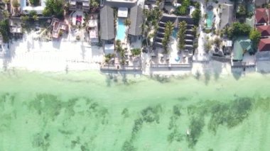 Tanzanya 'nın Zanzibar kıyısındaki okyanusun dikey videosu.