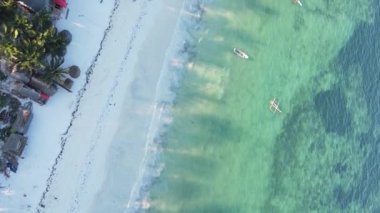 Tanzanya 'nın Zanzibar kıyısındaki okyanusun dikey videosu.