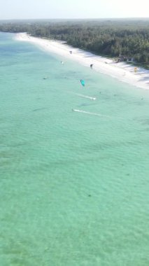 Tanzanya 'nın Zanzibar kıyısındaki okyanusun dikey videosu.