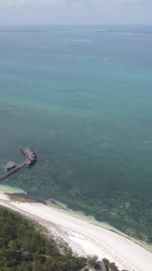 Tanzanya 'nın Zanzibar kıyısındaki okyanusun dikey videosu.