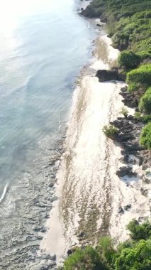 Tanzanya 'nın Zanzibar kıyısındaki okyanusun dikey videosu.