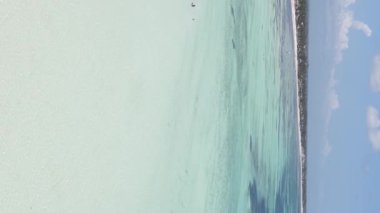 Tanzanya 'nın Zanzibar kıyısındaki okyanusun dikey videosu.