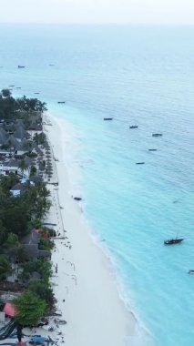 Tanzanya 'nın Zanzibar kıyısındaki okyanusun dikey videosu.