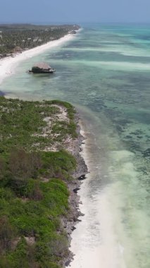 Tanzanya 'nın Zanzibar kıyısındaki okyanusun dikey videosu.