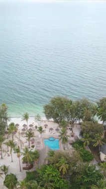 Tanzanya 'nın Zanzibar kıyısındaki okyanusun dikey videosu.
