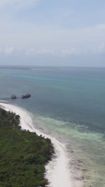 Tanzanya 'nın Zanzibar kıyısındaki okyanusun dikey videosu.