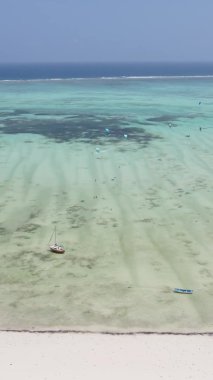 Tanzanya 'nın Zanzibar kıyısındaki okyanusun dikey videosu.