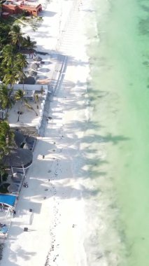 Tanzanya 'nın Zanzibar kıyısındaki okyanusun dikey videosu.