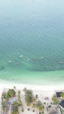 Tanzanya 'nın Zanzibar kıyısındaki okyanusun dikey videosu.