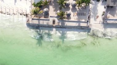 Tanzanya 'nın Zanzibar kıyısındaki okyanusun dikey videosu.