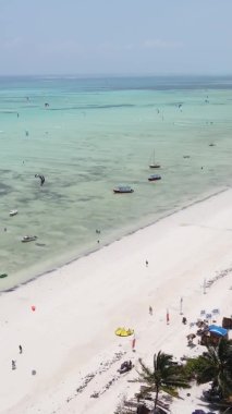 Tanzanya 'nın Zanzibar kıyısındaki okyanusun dikey videosu.