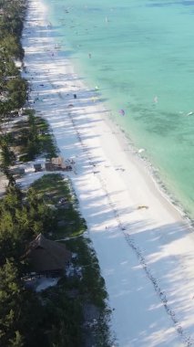 Tanzanya 'nın Zanzibar kıyısındaki okyanusun dikey videosu.