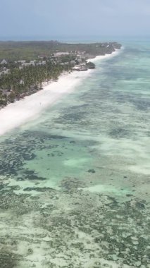 Tanzanya 'nın Zanzibar kıyısındaki okyanusun dikey videosu.