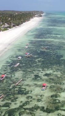 Tanzanya 'nın Zanzibar kıyısındaki okyanusun dikey videosu.