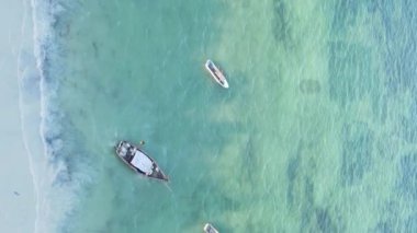 Tanzanya 'nın Zanzibar kıyısındaki okyanusun dikey videosu.