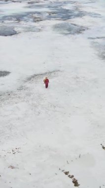 Tanzanya 'nın Zanzibar kıyısındaki okyanusun dikey videosu.