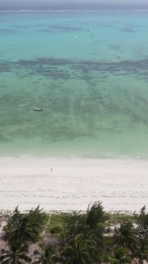 Tanzanya 'nın Zanzibar kıyısındaki okyanusun dikey videosu.