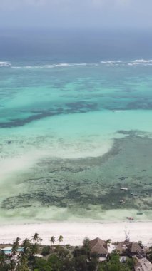 Tanzanya 'nın Zanzibar kıyısındaki okyanusun dikey videosu.