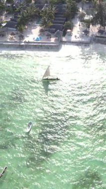 Tanzanya 'nın Zanzibar kıyısındaki okyanusun dikey videosu.