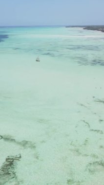 Tanzanya 'nın Zanzibar kıyısındaki okyanusun dikey videosu.