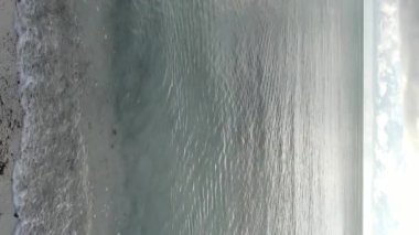 Tanzanya 'nın Zanzibar kıyısındaki okyanusun dikey videosu.