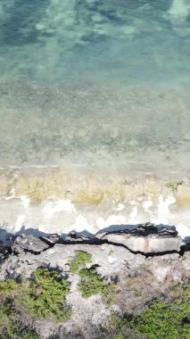 Tanzanya 'nın Zanzibar kıyısındaki okyanusun dikey videosu.