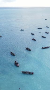 Tanzanya 'nın Zanzibar kıyısındaki okyanusun dikey videosu.