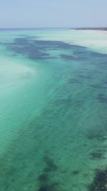 Tanzanya 'nın Zanzibar kıyısındaki okyanusun dikey videosu.