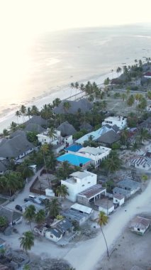 Tanzanya 'nın Zanzibar kıyısındaki okyanusun dikey videosu.